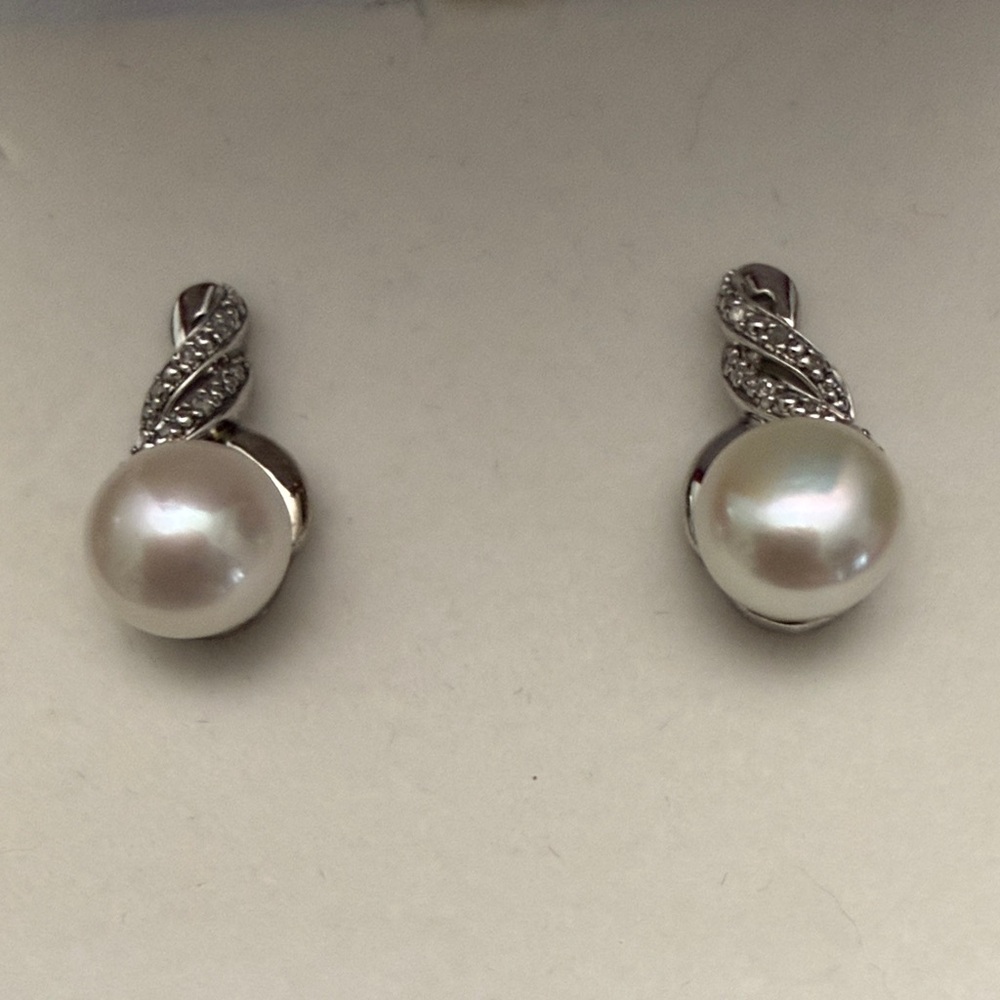 CULTURED PEARL DIAMOND EARRINGS 
Diamond Swirl Set